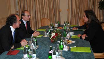 Συνάντηση Μπακογιάννη-Μιλόσοσκι στο Παρίσι χωρίς παρουσία Νίμιτς