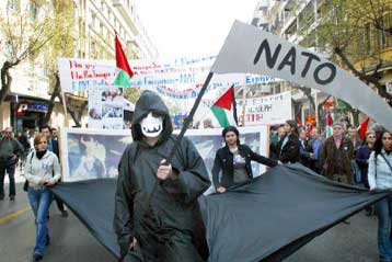 Παρά τη βροχή, εκατοντάδες πολίτες στο αντιπολεμικό συλλαλητήριο της Αθήνας