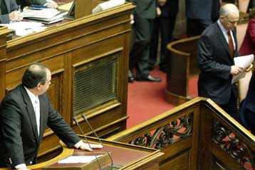 Αντίδοτο στην κρίση ψάχνει ο Κ.Καραμανλής, στις αντιπροτάσεις εστιάζει ο Γ.Παπανδρέου