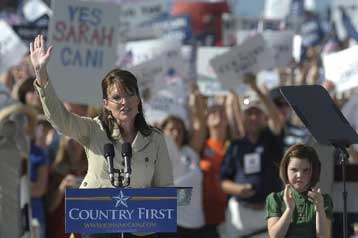 Να βελτιώσει την εικόνα της στον τομέα της εξωτερικής πολιτικής επιχειρεί η Πέιλιν