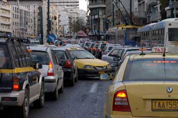 Αλόγιστη η χρήση των ΙΧ από τους Έλληνες οδηγούς