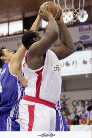 «Κολοσσός» ο Σχορτσανίτης, «ερυθρόλευκα» χαμόγελα για Σλούκα