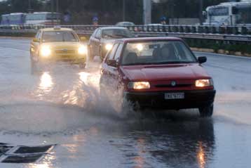 Προβλήματα στην κυκλοφορία προκάλεσε η βροχόπτωση στην Αθήνα