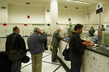 Η πιστωτική κρίση αυξάνει τις δόσεις σε στεγαστικά και καταναλωτικά δάνεια