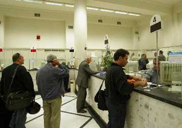 Τα υψηλά επιτόκια «σφίγγουν τη θηλιά» για τους δανειολήπτες, τονίζει η Αντιπολίτευση