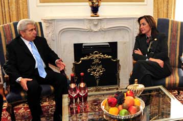 «Κοινό και συντονισμένο» μήνυμα για το Κυπριακό από Μπακογιάννη, Χριστόφια