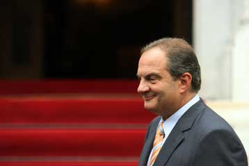 Τέλος στα εσωκομματικά πυρά επιχειρεί να βάλει ο Κ.Καραμανλής