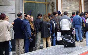 Ραγδαία αύξηση της φτώχειας, περίπου 2,5 εκατ. άτομα ζουν με 5.800 ευρώ ετησίως