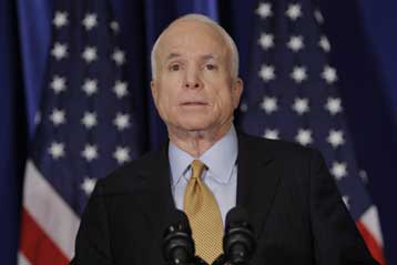 Αναστέλλει την εκστρατεία του ο Μακέιν για να επικεντρωθεί στην οικονομική κρίση