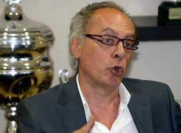 Λίγα λόγια και πολλά έργα μέσα στο γήπεδο, ζήτησε ο Τζεβελέκης