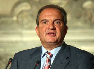 Στους αντάρτες επικεντρώνεται η ομιλία Καραμανλή στην Κεντρική Επιτροπή