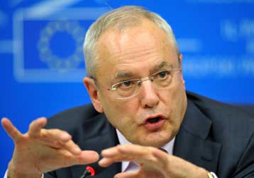 Εμπόδια στην κοινοτική νομοθεσία προκαλεί το ελληνικό σύμφωνο συμβίωσης, λέει η Κομισιόν