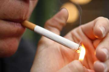 Υπέρογκα ποσά πλήρωναν οι καπνοβιομηχανίες τους αστέρες για να καπνίζουν στις ταινίες