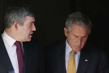 Τζορτζ Μπους και Γκόρντον Μπράουν θα συνομιλήσουν για την οικονομική κρίση