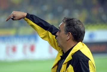 Ο Ερνάντεθ έδειξε 4-4-3 και την ενδεκάδα του ντέρμπι