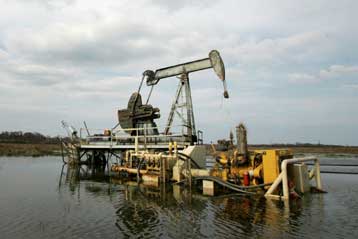 Υποχώρηση στις τιμές του πετρελαίου, που κυμαίνονται στα 106 δολάρια