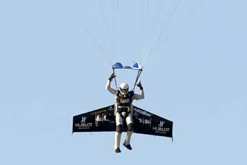 Πτήση πάνω από τη Μάγχη με φτερά στην πλάτη