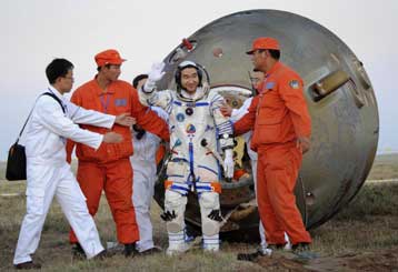 Με επιτυχή προσεδάφιση ολοκληρώθηκε η ιστορική επανδρωμένη κινεζική αποστολή