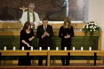 Τα θύματα της σχολικής τραγωδίας τίμησαν οι Φινλανδοί