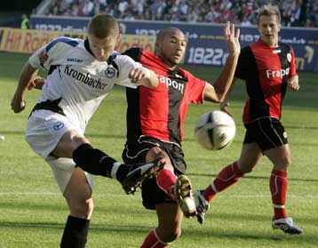 Έχει… πιάσει πάτο η Αϊντραχτ, νίκη της Καρλσρούη