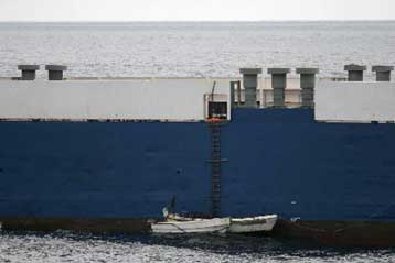 «Θρίλερ» με το ουκρανικό πλοίο που κατελήφθη από πειρατές στη Σομαλία