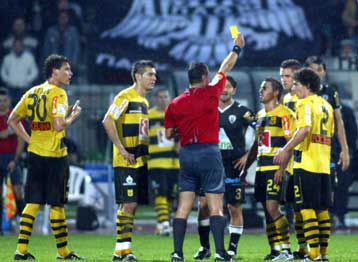 «Κόκκινες κάρτες» με νέες καμπάνες σε διαιτητές