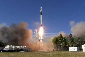 Εκτόξευση με την τέταρτη για τον «φθηνό» πύραυλο της SpaceX