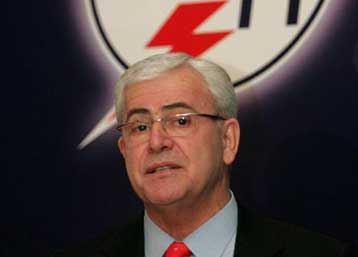 Δεν υπάρχει θέμα παραίτησης Αθανασόπουλου στη ΔΕΗ, λέει η κυβέρνηση