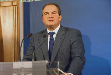 Μήνυμα Καραμανλή στους διαφωνούντες με αναφορές στην οικονομική κρίση