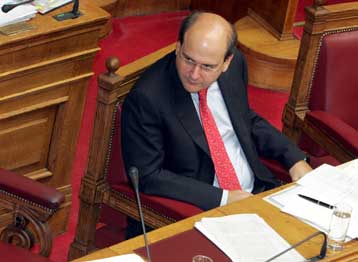 Υπερψηφίστηκαν, έπειτα από επεισοδιακή συζήτηση, οι τροπολογίες για ΟΑ και ΟΣΕ