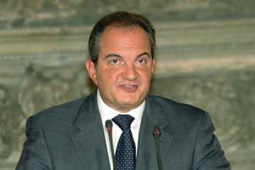 Μπαράζ εμφανίσεων Καραμανλή, με το «βλέμμα» στις κάλπες