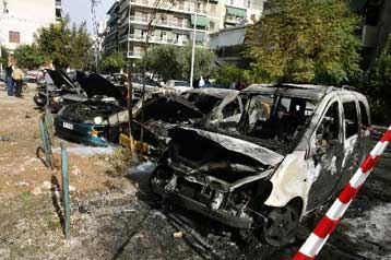 Επτά ΙΧ αυτοκίνητα τυλίχτηκαν στις φλόγες στην Καλλιθέα