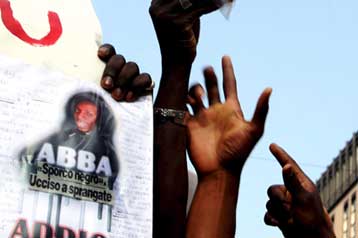 Αλλεπάλληλες επιθέσεις κατά μεταναστών προκαλούν ανησυχία στην Ιταλία