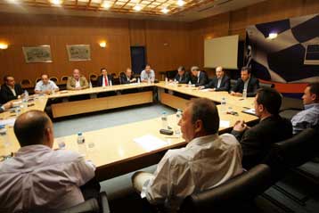 Μαραθώνια συνάντηση Χατζηδάκη με τις ενώσεις των πιλότων της Ολυμπιακής