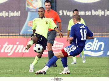 Αποβολές, λίγο θέαμα και νίκη του Αρη στις καθυστερήσεις