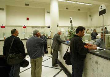 Τα αυξημένα επιτόκια των δανείων πιέζουν ασφυκτικά τα νοικοκυριά