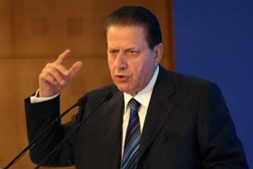 «Φλερτ» χωρίς ανταπόκριση του ΛΑΟΣ προς τον Βύρωνα Πολύδωρα