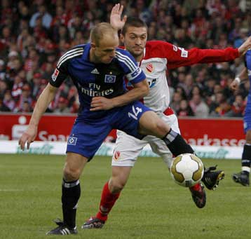 Στο φινάλε κράτησε το Αμβούργο την κορυφή, «γκέλες» για Ντόρμουντ και Σάλκε