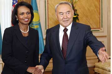 Οι ΗΠΑ δεν υπονομεύουν τη Ρωσία στην Κεντρική Ασία, δηλώνει από το Καζακστάν η Κ.Ράις