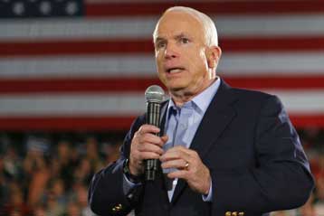 Παράνομες δωρεές κατά την προεκλογική του εκστρατεία «χρεώνει» στον Ομπάμα ο ΜακΚέιν