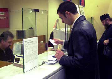 Οι τραπεζίτες διαβεβαιώνουν ότι οι καταθέσεις είναι ασφαλείς