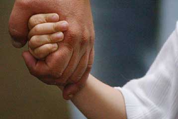 Σχεδόν ένα στα τέσσερα παιδιά ζουν κάτω από το όριο της φτώχειας στην Ελλάδα