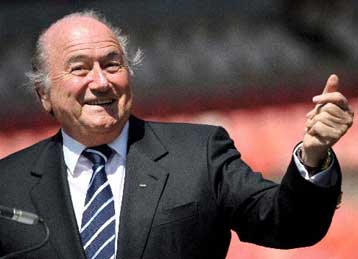 Ο Μπλάτερ… χάιδεψε την Πολωνία που γλίτωσε το Euro 2012