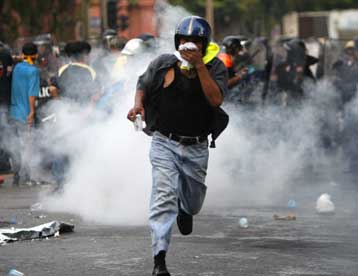 Δεκάδες τραυματίες στη Μπανγκόκ από συγκρούσεις διαδηλωτών με αστυνομικούς