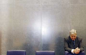 «Φρένο» στην κρίση από τις κεντρικές τράπεζες με μειώσεις επιτοκίων