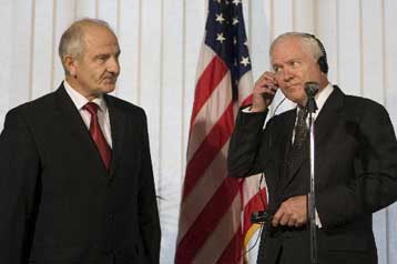 Στο Κόσοβο ο Ρόμπερτ Γκέιτς με δέσμευση για βοήθεια και «όχι» σε πιθανή διχοτόμηση