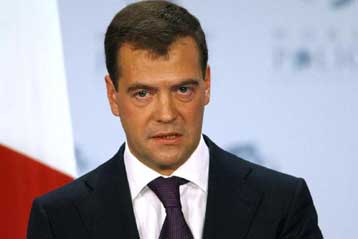 Οι ΗΠΑ υπονομεύουν τη διεθνή ασφάλεια, δηλώνει ο Μεντβέντεφ από τη Γαλλία