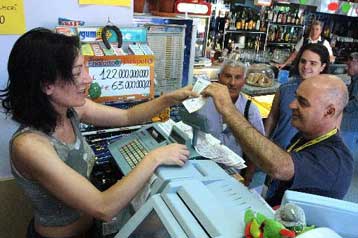 «Πυρετός» στην Ιταλία για το SuperΕnalotto που δίνει 76,8 εκατ. ευρώ