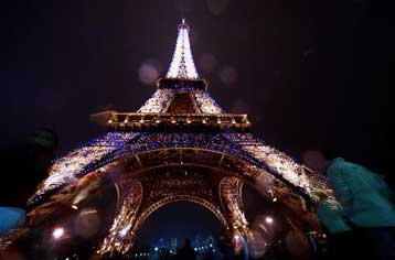 Welcome to Paris, λένε στους τουρίστες Γάλλοι ερασιτέχνες ξεναγοί