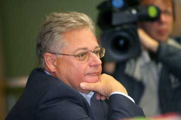 Όλα για τις μίζες, τίποτα για πολιτικούς από τον Ρ.Σίκατσεκ